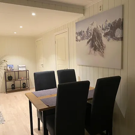 Sentral 4-Roms Leilighet I Trollbakken Tromsø Esterno foto